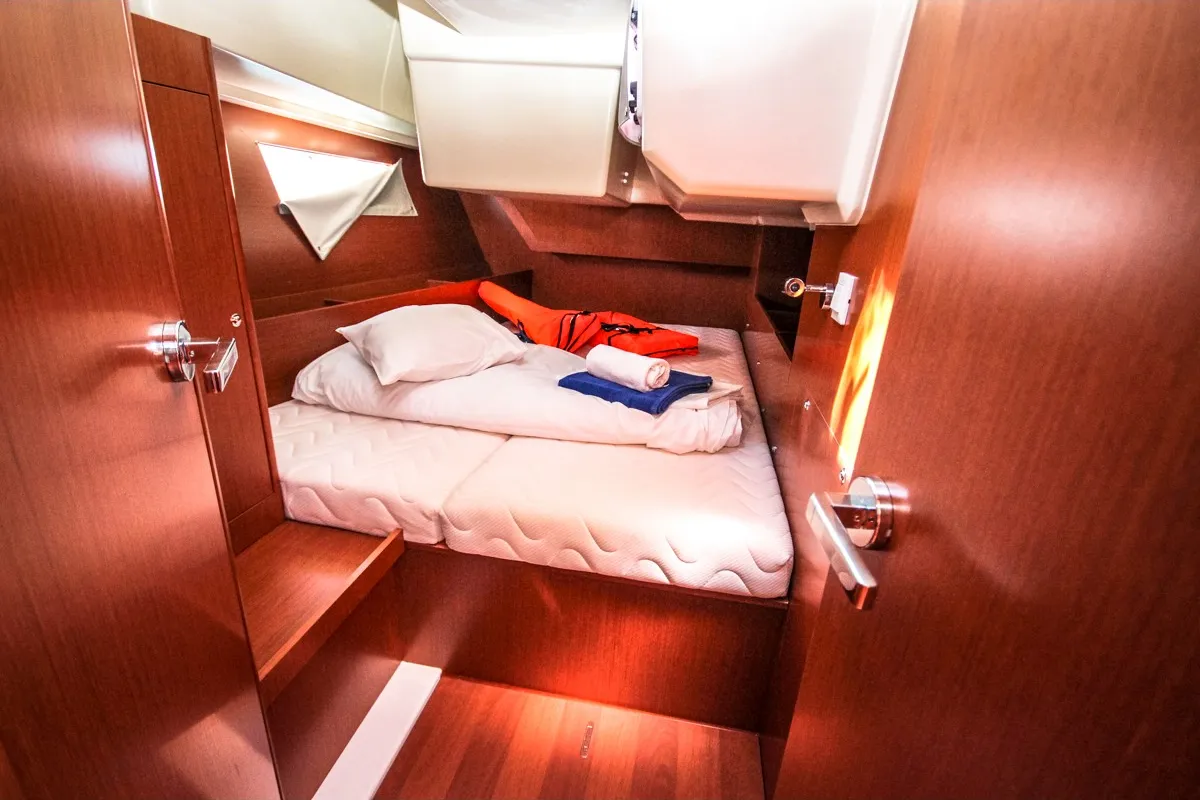 Cabin on Porterusa, a Beneteau Oceanis 41.1 sailboat at Općina Medulin, Croatia