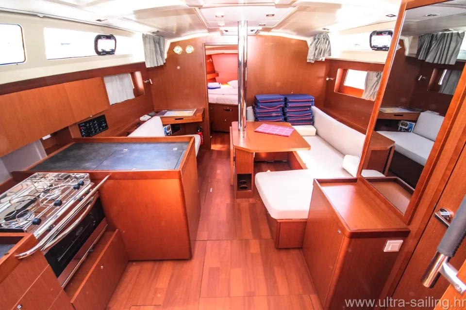Salon of Porterusa, a Beneteau Oceanis 41.1 sailboat at Općina Medulin, Croatia