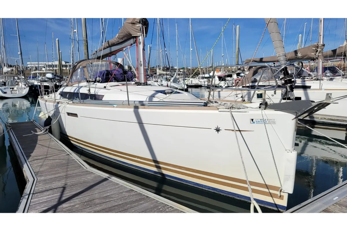 Exterior view of Grenat, a Jeanneau Sun Odyssey 379 sailboat at Saint-Cast-le-Guildo, France