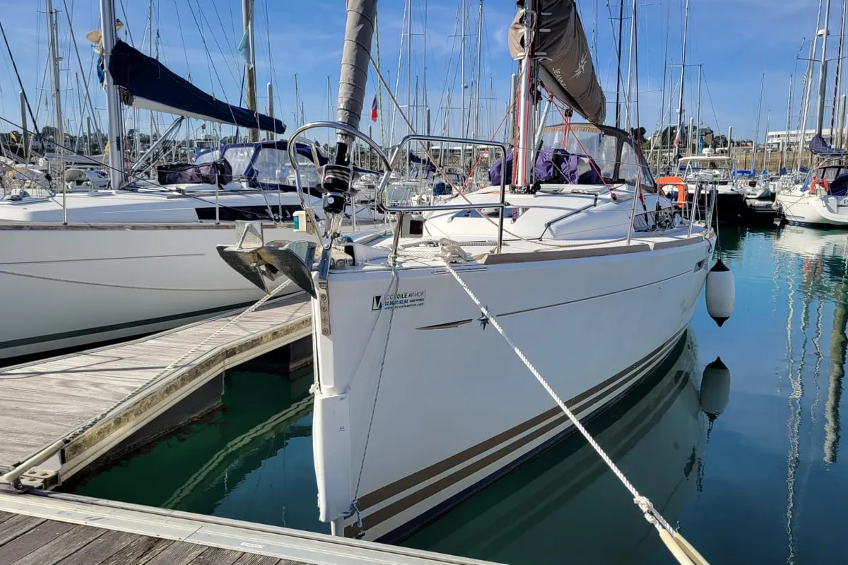 Exterior view of Grenat, a Jeanneau Sun Odyssey 379 sailboat at Saint-Cast-le-Guildo, France