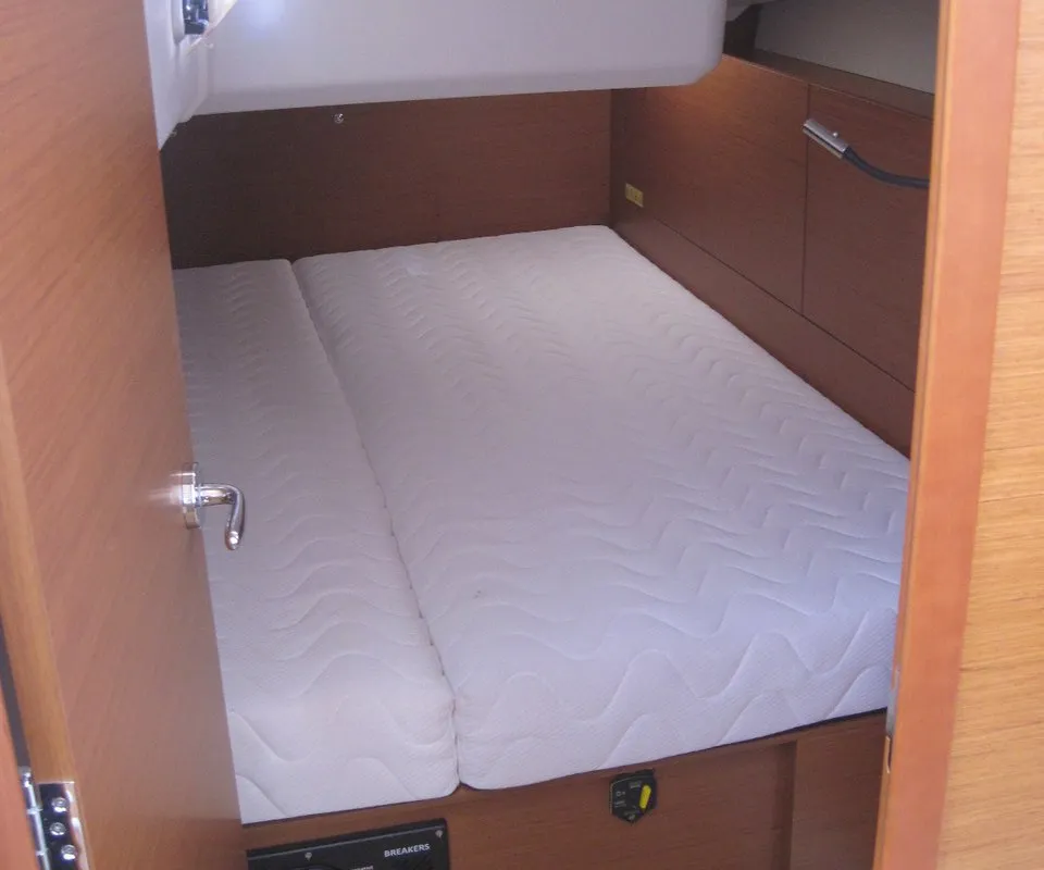 Cabin on Erminia, a Jeanneau Sun Odyssey 440 sailboat at Capo d'Orlando, Italy