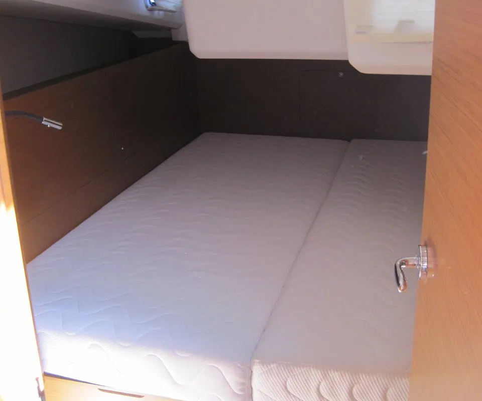 Cabin on Erminia, a Jeanneau Sun Odyssey 440 sailboat at Capo d'Orlando, Italy
