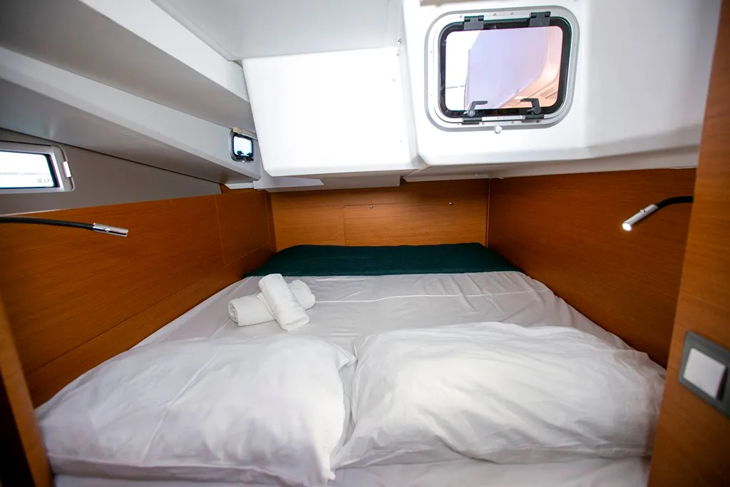 Cabin on Homesick George, a Jeanneau Sun Odyssey 440 sailboat at Volos, Greece
