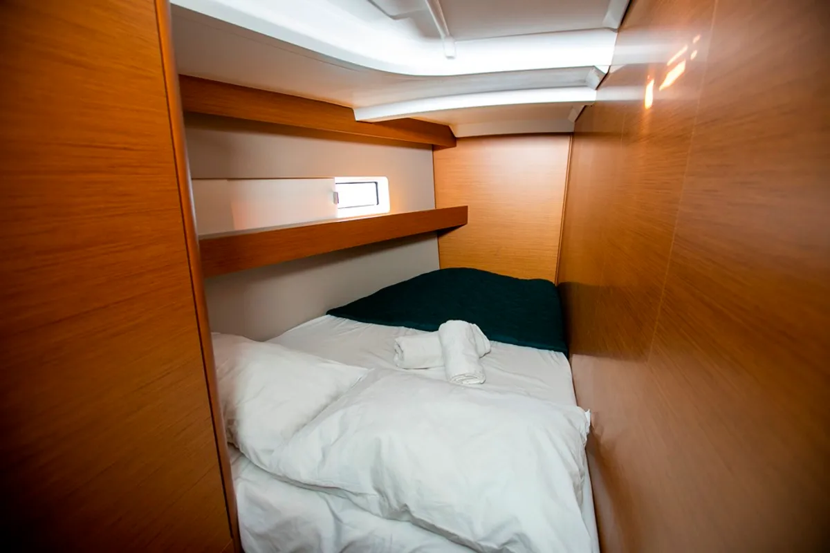 Cabin on Homesick George, a Jeanneau Sun Odyssey 440 sailboat at Volos, Greece