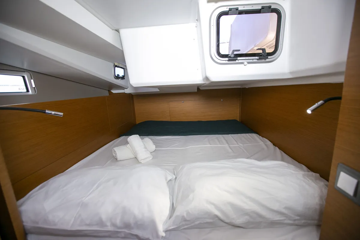 Cabin on Homesick George, a Jeanneau Sun Odyssey 440 sailboat at Volos, Greece