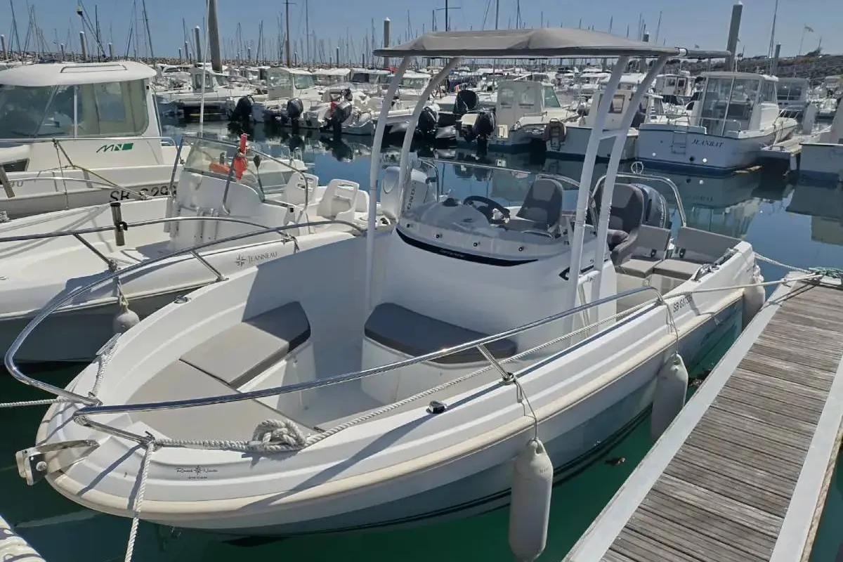 LEO JULES, a Jeanneau Cap Camarat 5.5 CC motorboat at Saint-Cast-le-Guildo, France