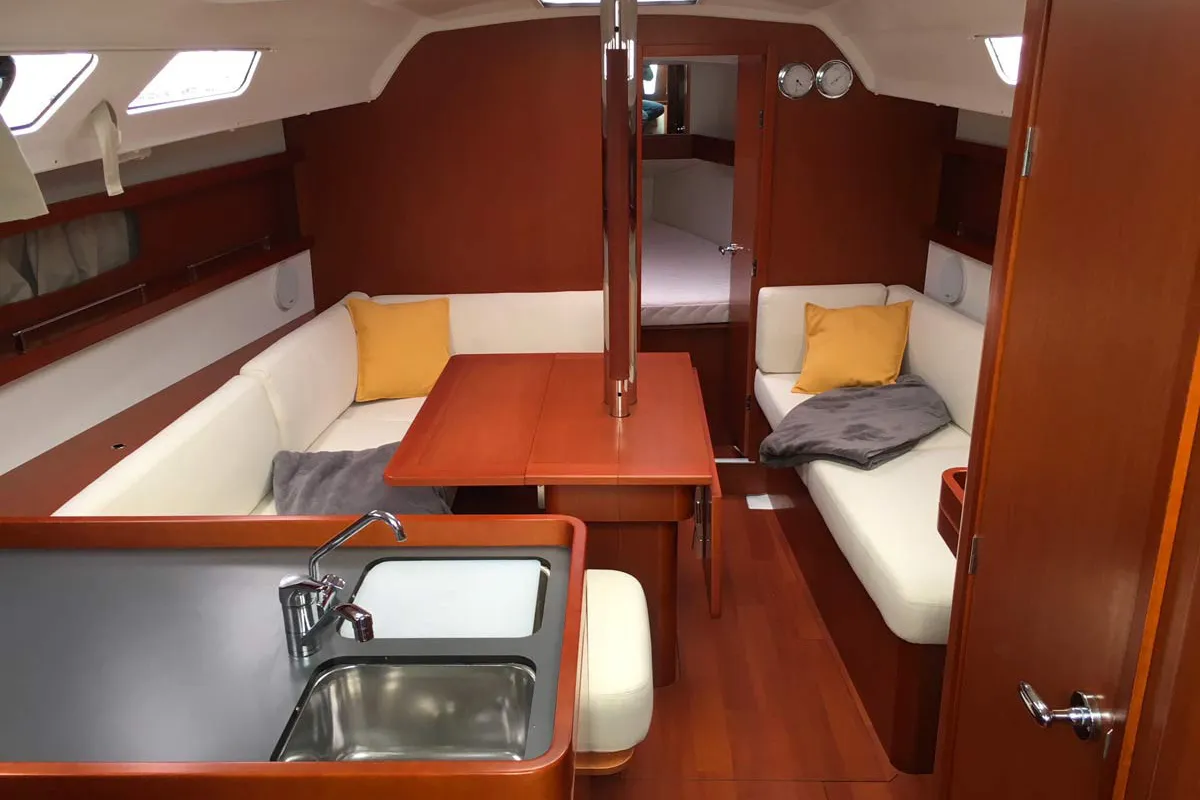 Malouen, a Beneteau Oceanis 34 sailboat at Kerners, France