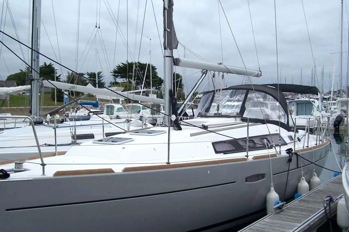 Malouen, a Beneteau Oceanis 34 sailboat at Kerners, France