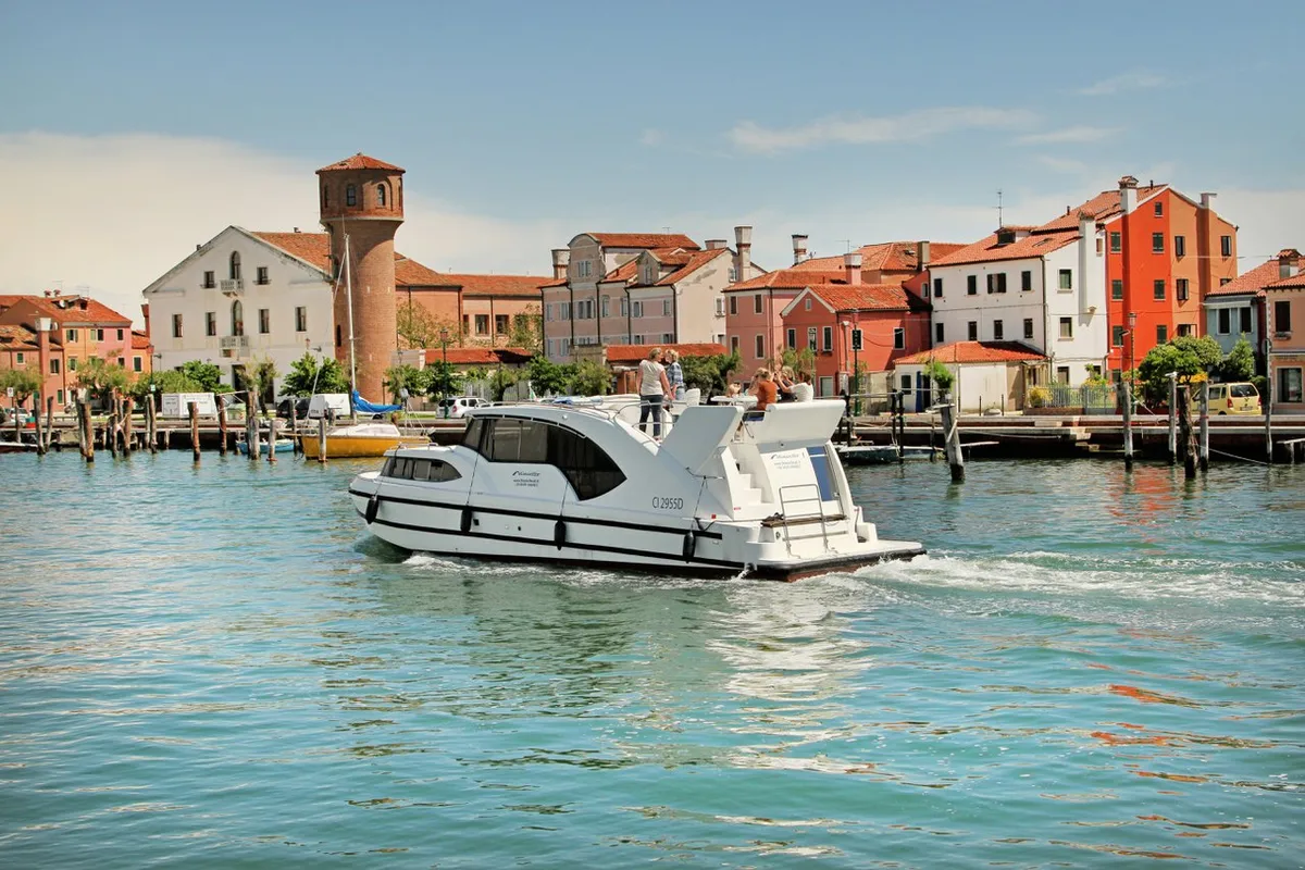 02, a Houseboat Holidays Italia S.R.L. Minuetto 6 motor yacht at Casier, Italy