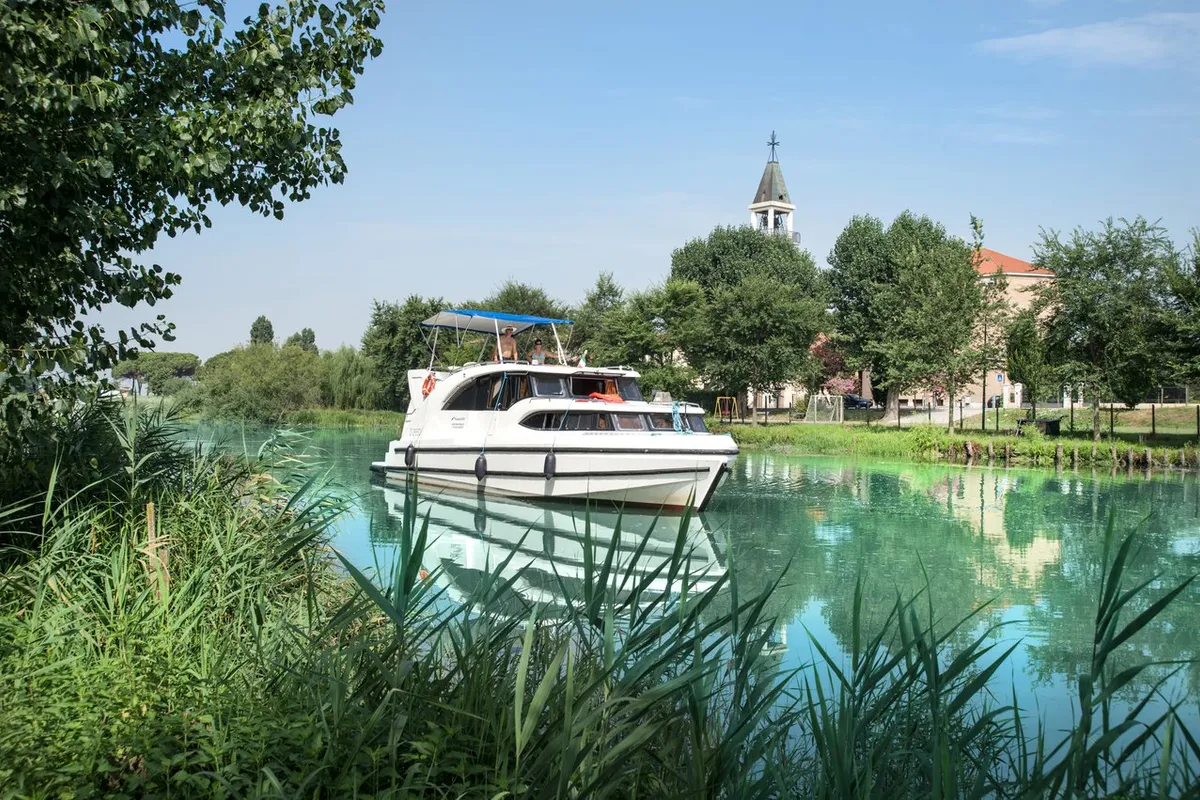 02, a Houseboat Holidays Italia S.R.L. Minuetto 6 motor yacht at Casier, Italy