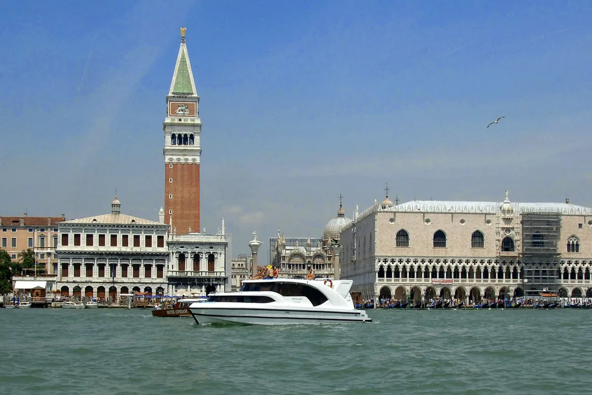 02, a Houseboat Holidays Italia S.R.L. Minuetto 6 motor yacht at Casier, Italy