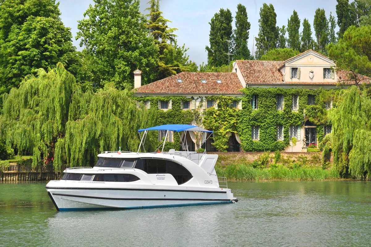 02, a Houseboat Holidays Italia S.R.L. Minuetto 6 motor yacht at Casier, Italy