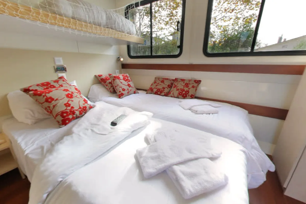 Cabin on Vision3 - Comfort Plus 40, a Cygnet Vision 3 motorboat at Saint-Gilles, France