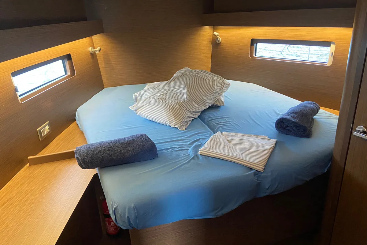 Cabin on Loreste, a Beneteau Oceanis 40.1 sailboat at Procida, Italy