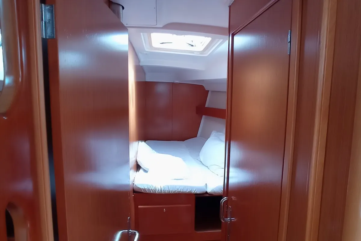 Cabin on Senza Segreti, a Beneteau Cyclades 50.5 sailboat at Tonnarella, Italy