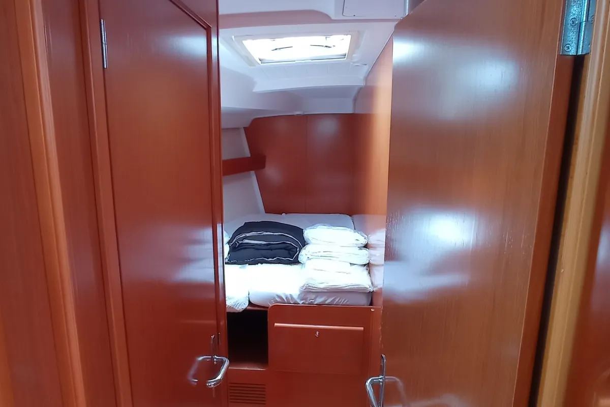 Cabin on Senza Segreti, a Beneteau Cyclades 50.5 sailboat at Tonnarella, Italy