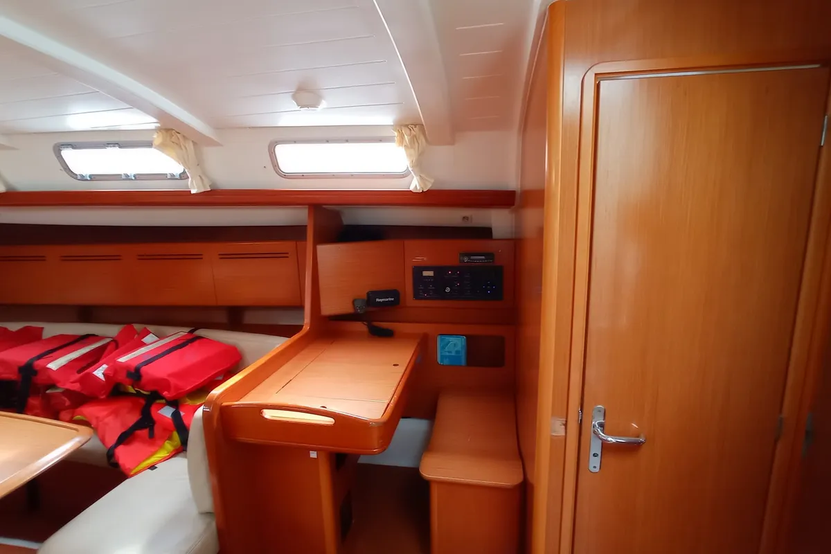 Salon of Senza Segreti, a Beneteau Cyclades 50.5 sailboat at Tonnarella, Italy