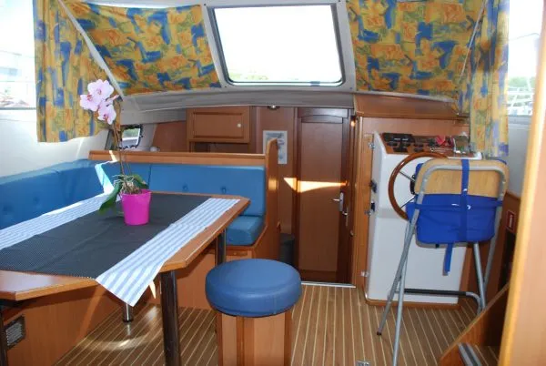 2511, a Tarpon 37 N motorboat at Savoyeux, France