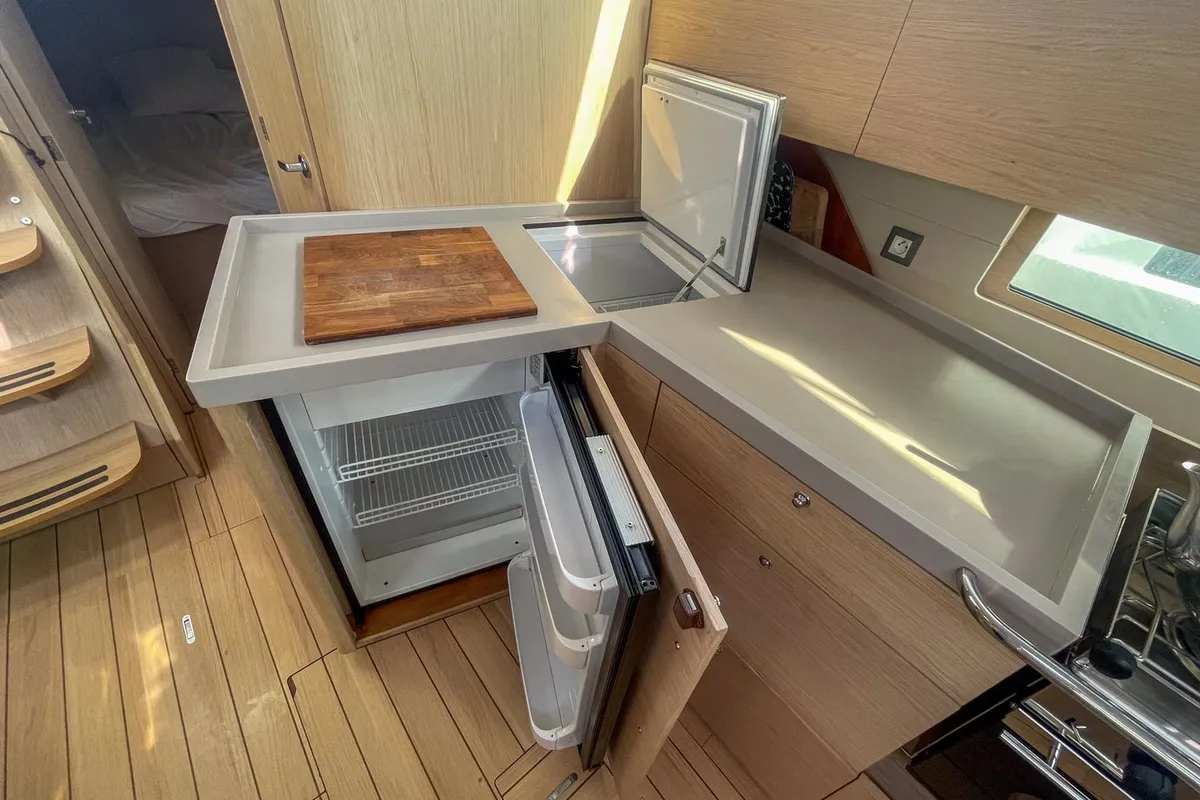 Galley of Coeur Grenadine, a Beneteau Oceanis 46.1 sailboat at Plan-d'Aups-Sainte-Baume, France