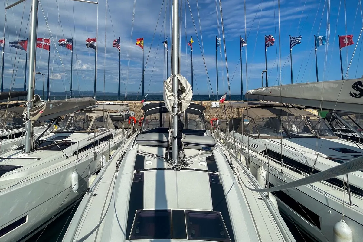 Deck of Coeur Grenadine, a Beneteau Oceanis 46.1 sailboat at Plan-d'Aups-Sainte-Baume, France