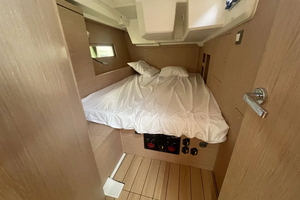 Cabin on Coeur Grenadine, a Beneteau Oceanis 46.1 sailboat at Plan-d'Aups-Sainte-Baume, France