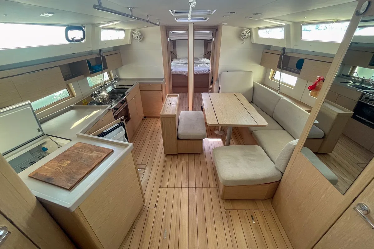 Salon of Coeur Grenadine, a Beneteau Oceanis 46.1 sailboat at Plan-d'Aups-Sainte-Baume, France