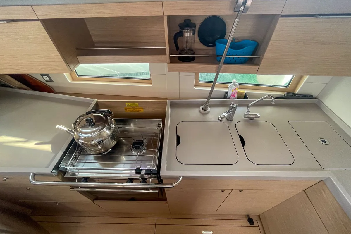 Galley of Coeur Grenadine, a Beneteau Oceanis 46.1 sailboat at Plan-d'Aups-Sainte-Baume, France