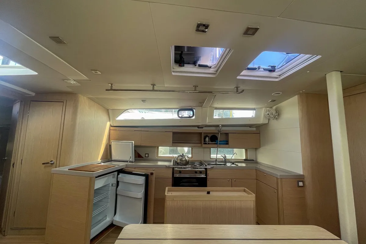 Galley of Coeur Grenadine, a Beneteau Oceanis 46.1 sailboat at Plan-d'Aups-Sainte-Baume, France