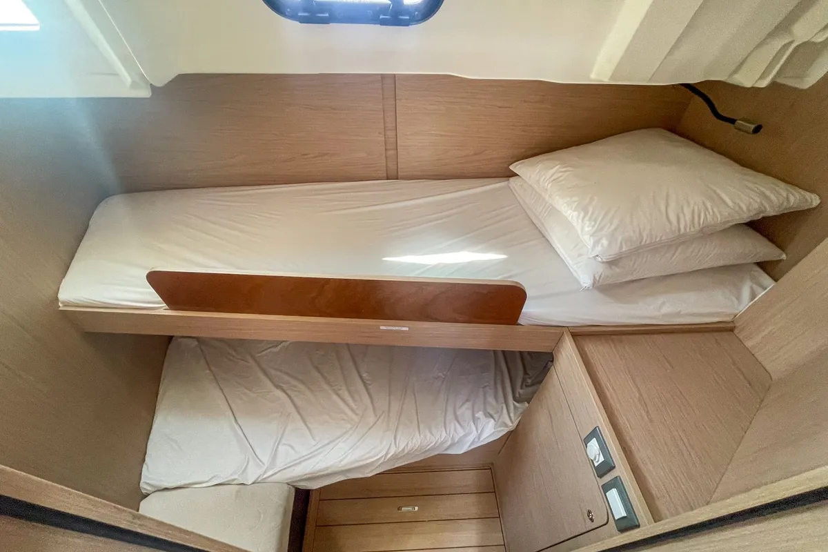 Cabin on Coeur Grenadine, a Beneteau Oceanis 46.1 sailboat at Plan-d'Aups-Sainte-Baume, France