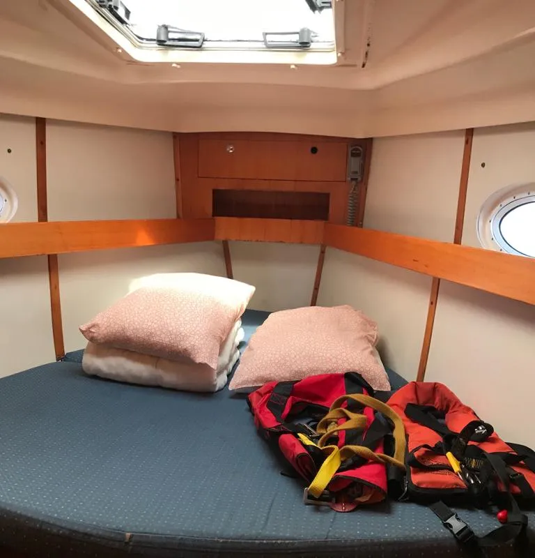 Cabin on Alboran XXVI Piñacolada, a Elan Impression 434 sailboat at es Jonquet, Spain