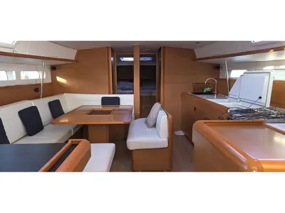 Salon of Principessa P., a Jeanneau Sun Odyssey 509 sailboat at Orbetello, Italy