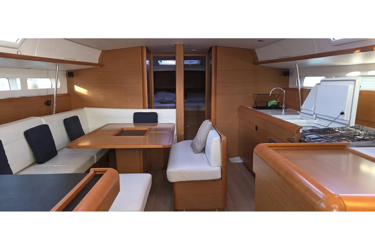 Salon of Principessa P., a Jeanneau Sun Odyssey 509 sailboat at Orbetello, Italy