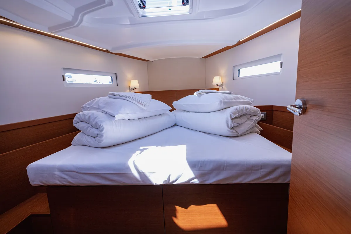 Cabin on Purr, a Jeanneau Sun Odyssey 410 sailboat at Kaštela, Croatia