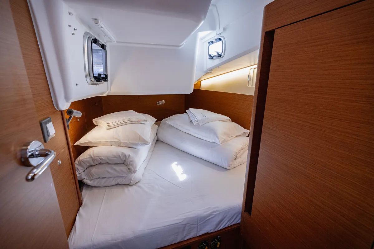 Cabin on Purr, a Jeanneau Sun Odyssey 410 sailboat at Kaštela, Croatia