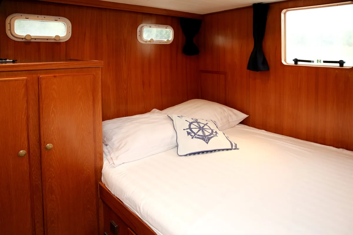 Cabin on Majoris, a De Drait Renal 40 motorboat at Heukelum, Netherlands