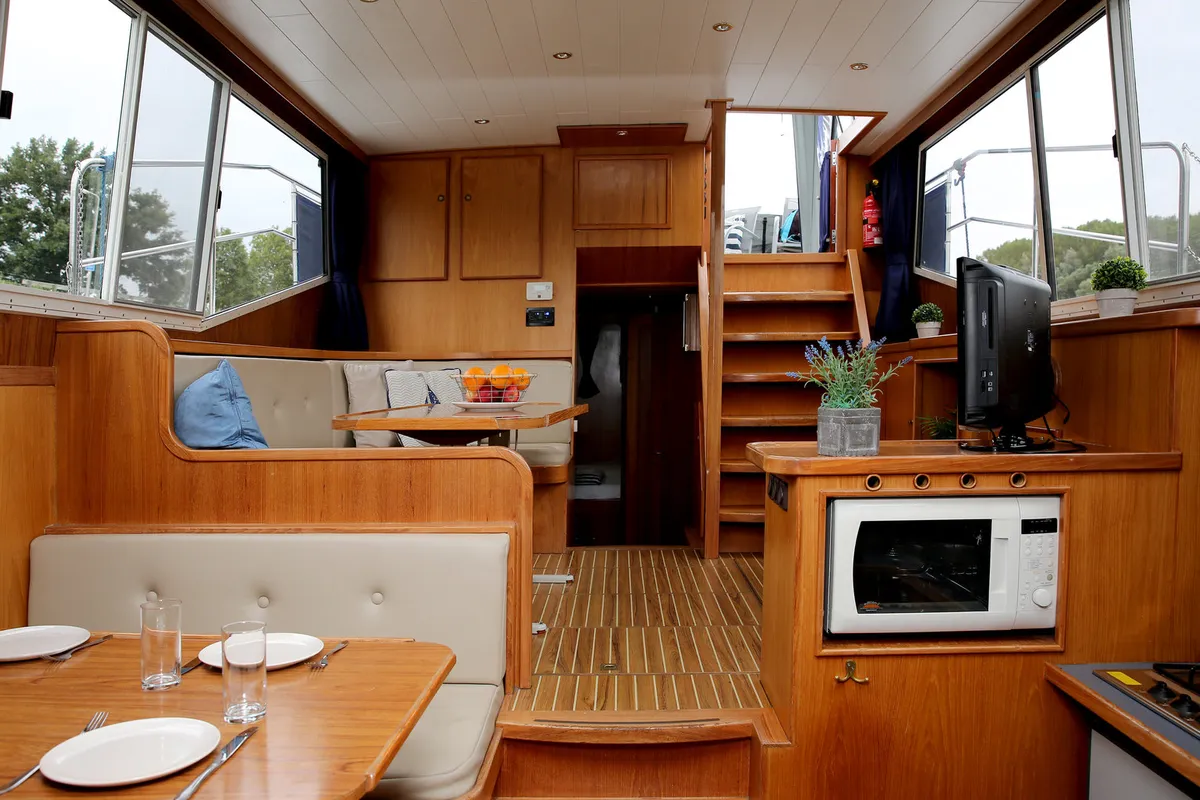 Salon of Majoris, a De Drait Renal 40 motorboat at Heukelum, Netherlands