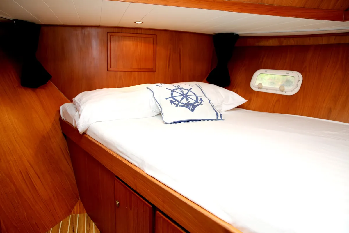 Cabin on Majoris, a De Drait Renal 40 motorboat at Heukelum, Netherlands