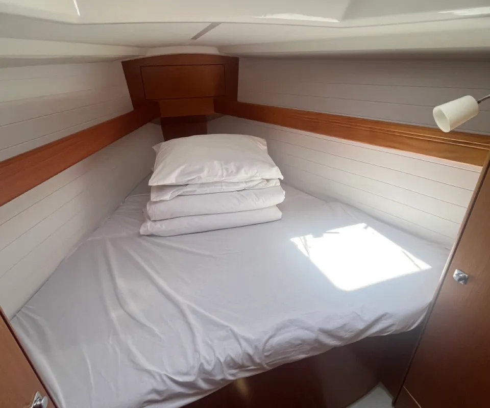 Cabin on TIKA, a Bavaria Cruiser 34 sailboat at Općina Sukošan, Croatia