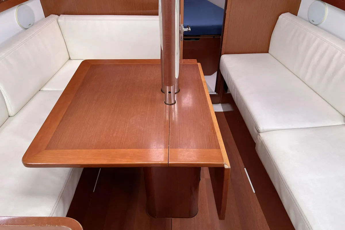 Salon of Robben, a Beneteau Oceanis 31 sailboat at Heiligenhafen, Germany