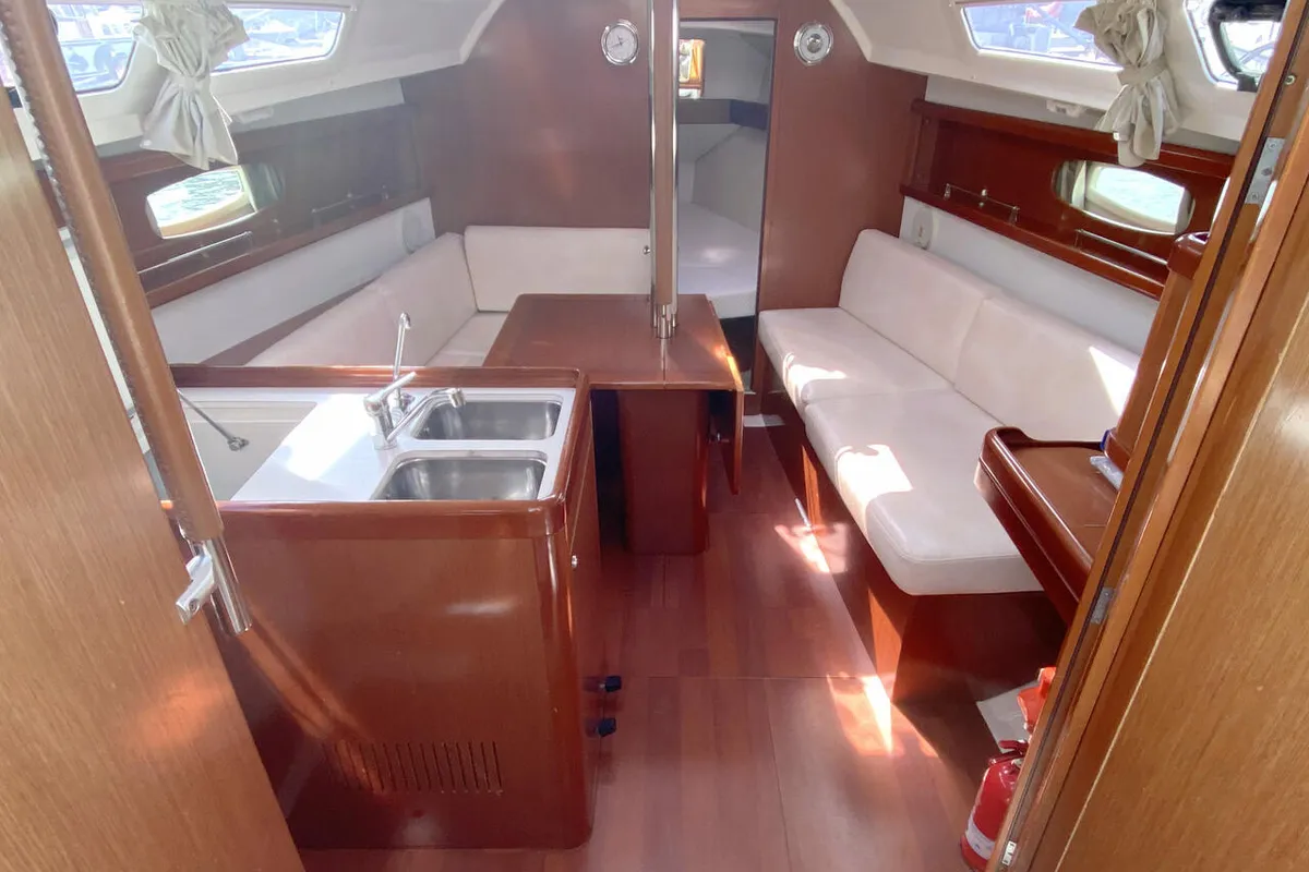 Salon of Little Jo, a Beneteau Oceanis 31 sailboat at Flensburg, Germany