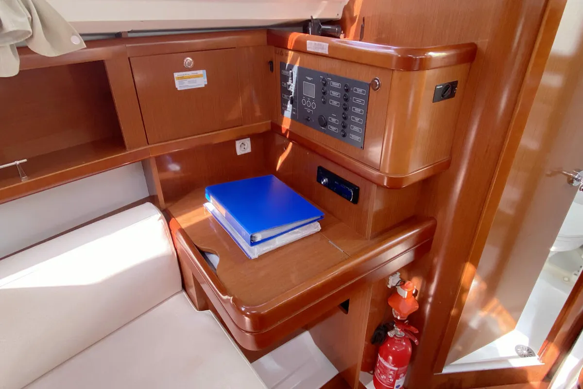 Salon of Little Jo, a Beneteau Oceanis 31 sailboat at Flensburg, Germany