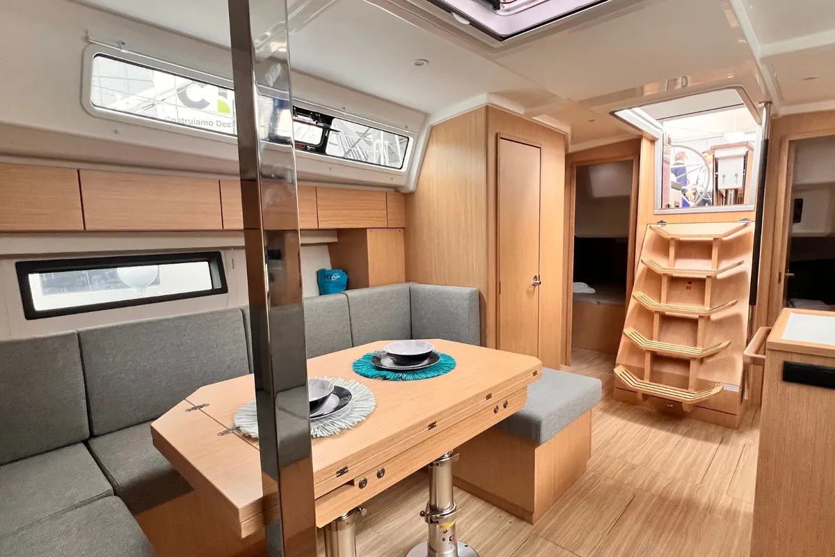Salon of NAYJARA II, a Bavaria C42 sailboat at Cecina, Italy