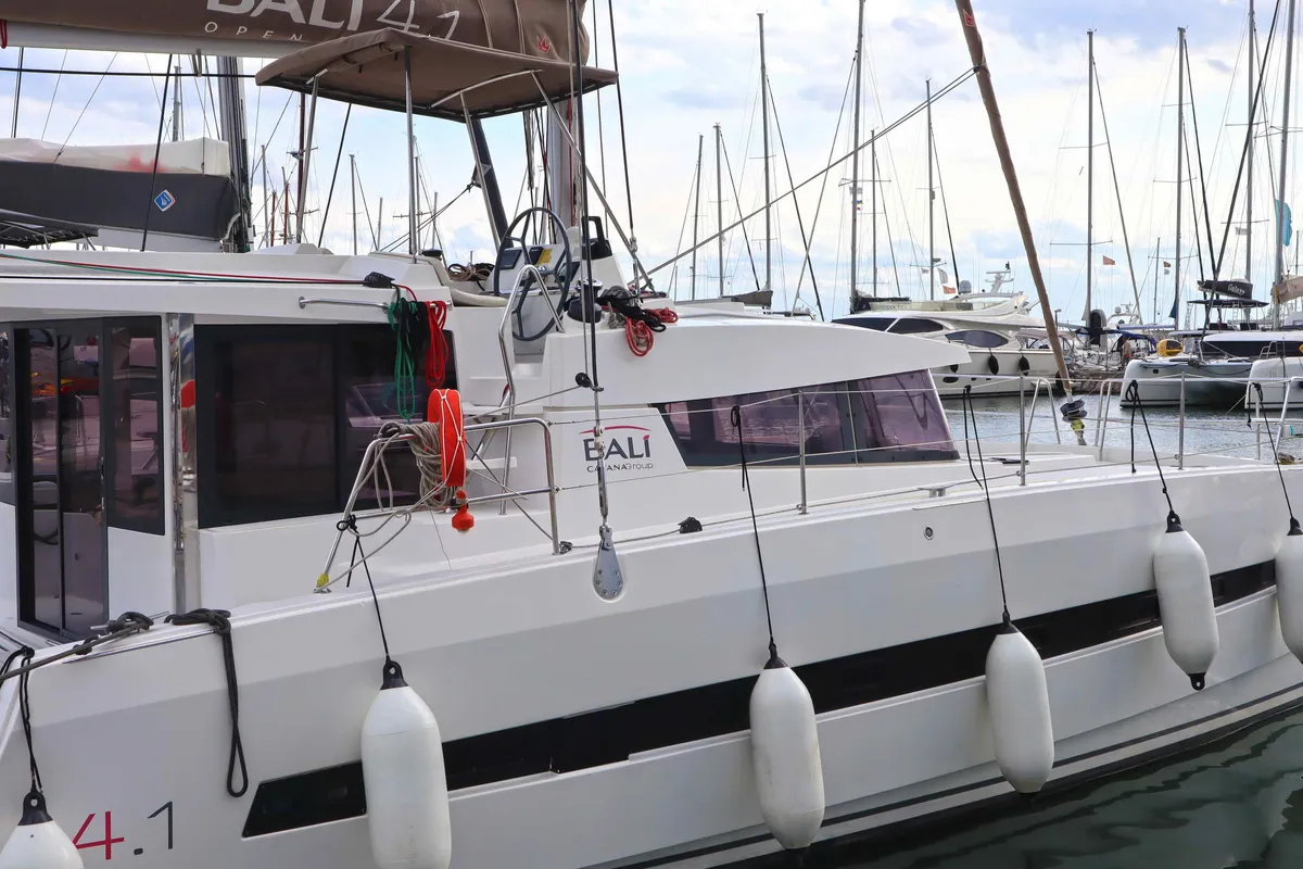 MEMORIES, a Bali 4.1 catamaran at Parikia, Greece
