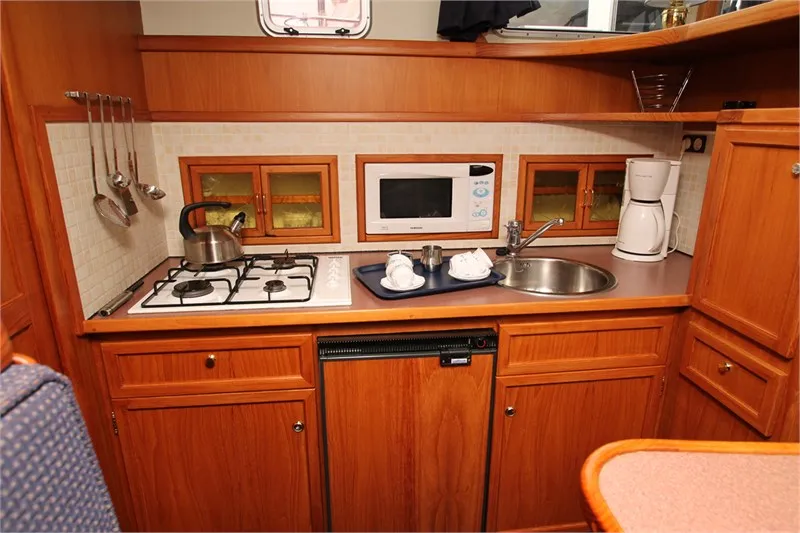Galley of Jeanette, a De Drait Kotterjacht 12.2 GL motorboat at Woudsend, Netherlands