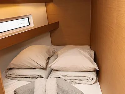 Cabin on Pullan, a Jeanneau Sun Odyssey 440 sailboat at Kaštela, Croatia