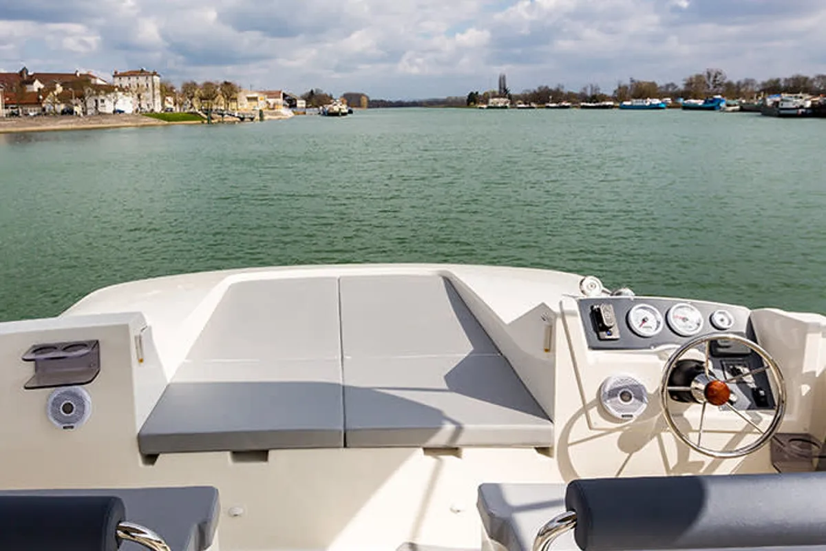 Cockpit of Horizon 2, a Cygnet Horizon 2 motorboat at Otonabee–South Monaghan, Canada