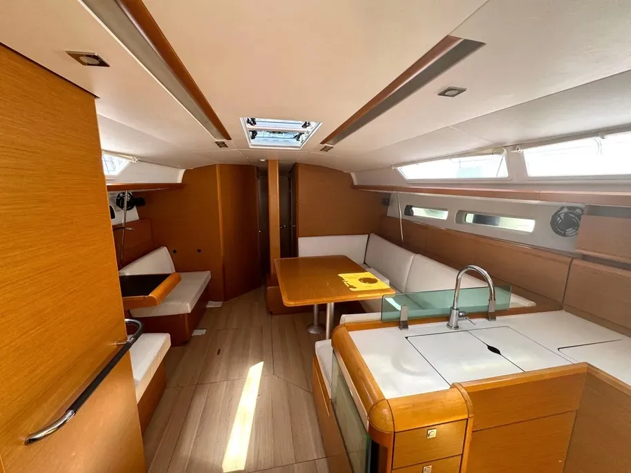 Salon of Teorica II, a Jeanneau Sun Odyssey 449 sailboat at Piombino, Italy