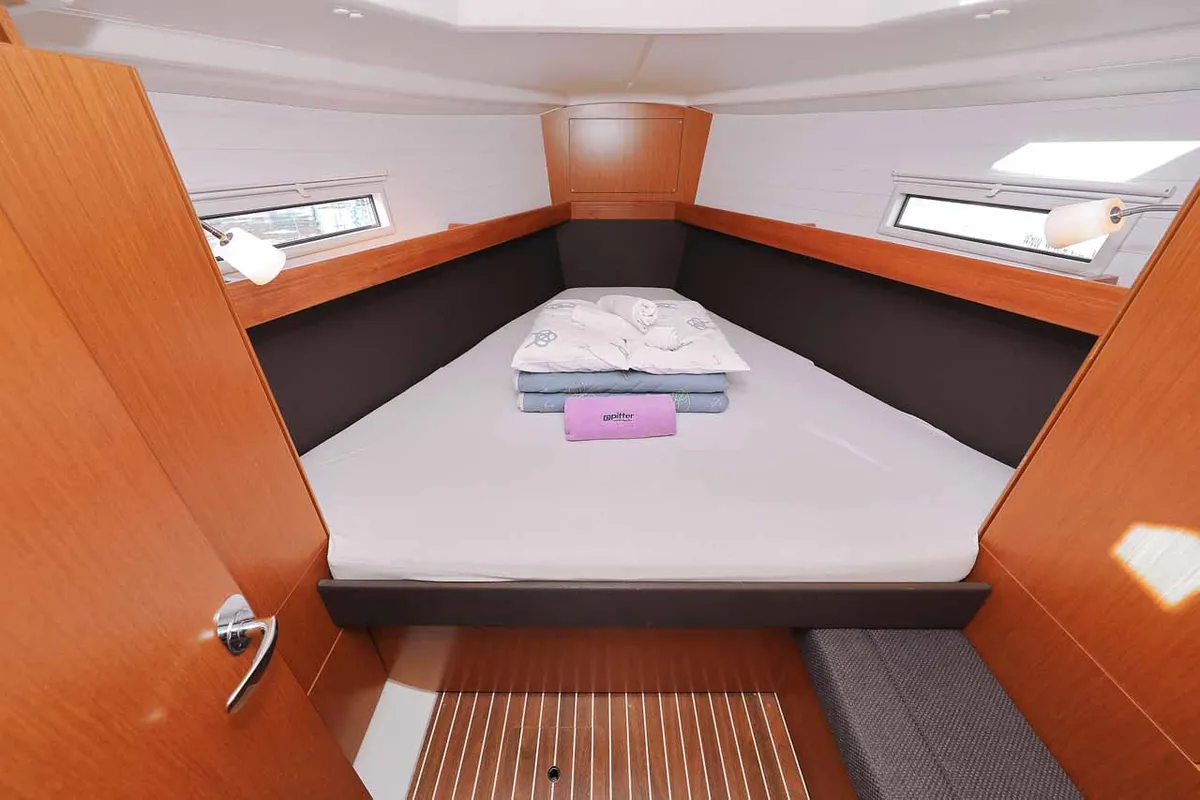 Cabin on Sursulapitschi, a Bavaria Cruiser 37 sailboat at Grad Pula, Croatia