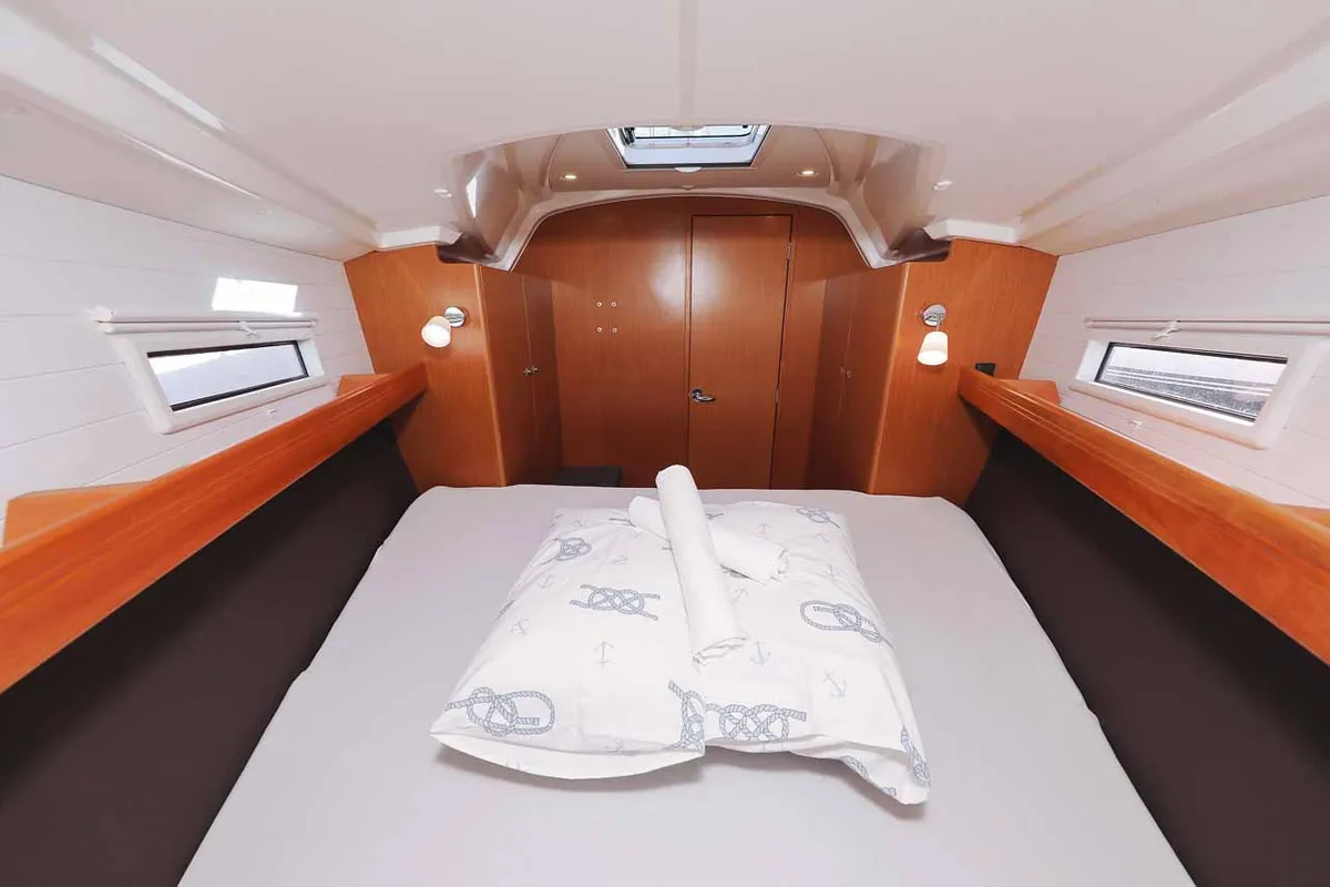 Cabin on Sursulapitschi, a Bavaria Cruiser 37 sailboat at Grad Pula, Croatia