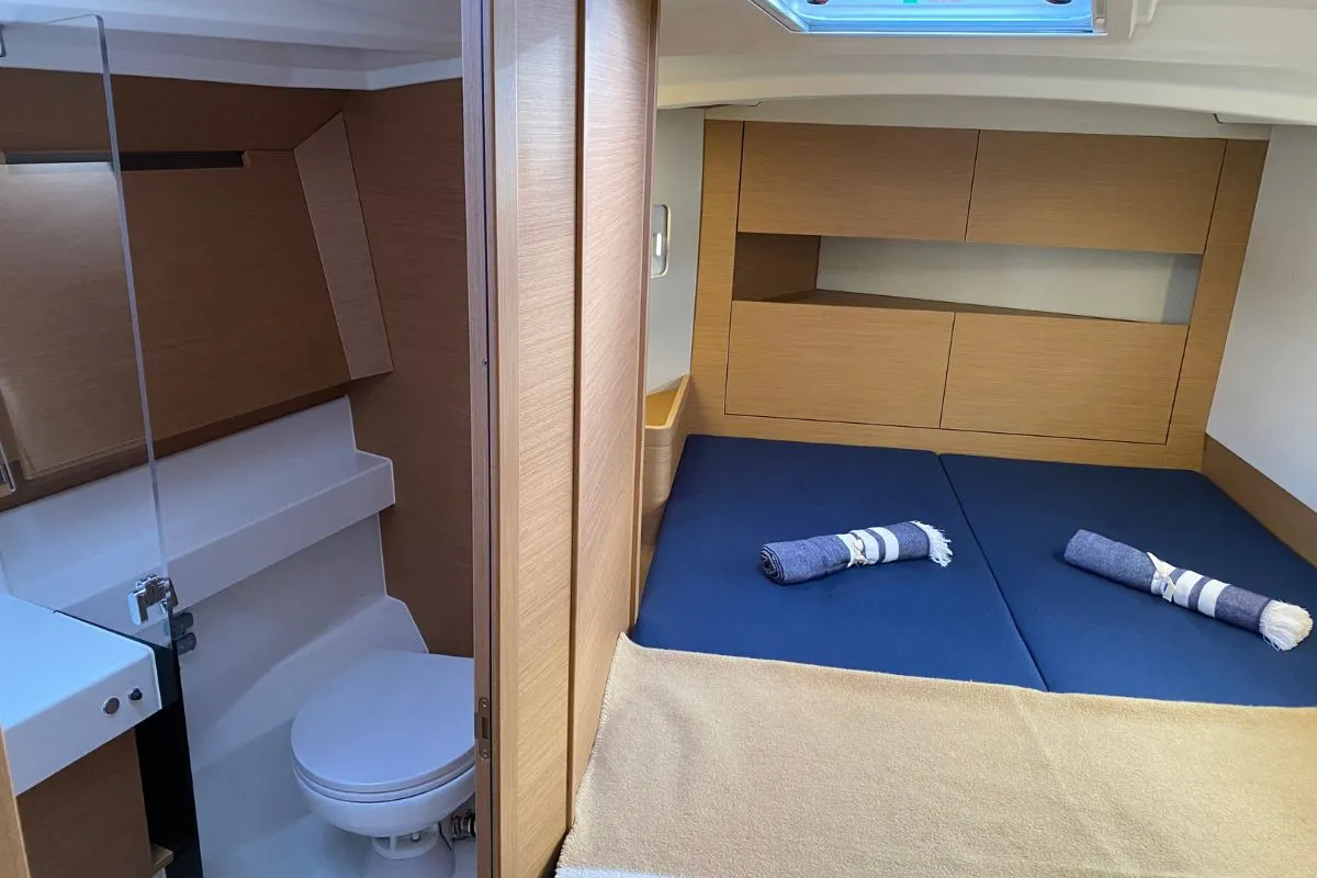 Cabin on Colibri, a Jeanneau Sun Odyssey 410 sailboat at Salerno, Italy